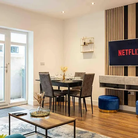 Vibrant 2Br Apartment In Chorlton, Free Parking Manchester Extérieur photo