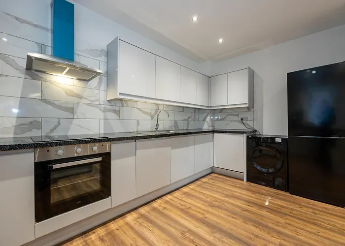 Vibrant 2Br Apartment In Chorlton, Free Parking